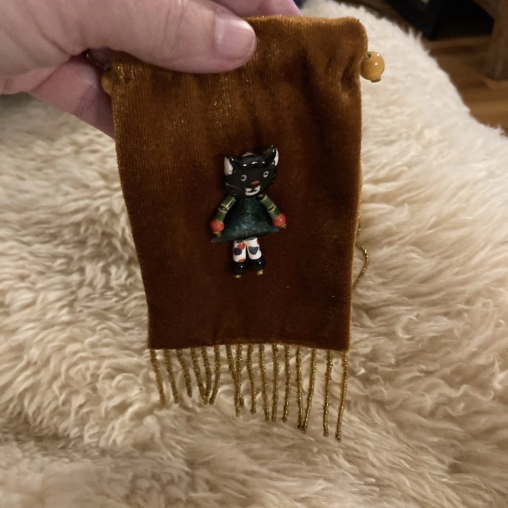 Cat necklace pouch